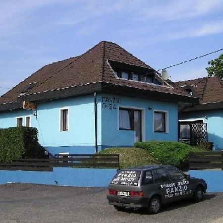 Domino Panzio Bed & Breakfast Szekesfehervar Exterior photo