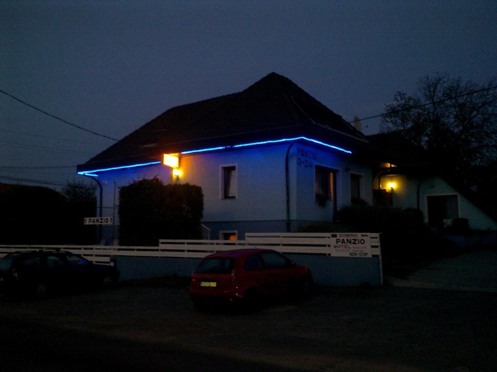 Domino Panzio Bed & Breakfast Szekesfehervar Exterior photo