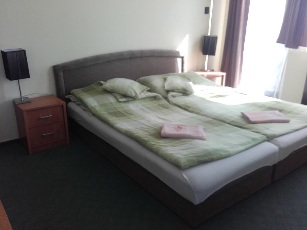 Domino Panzio Bed & Breakfast Szekesfehervar Room photo
