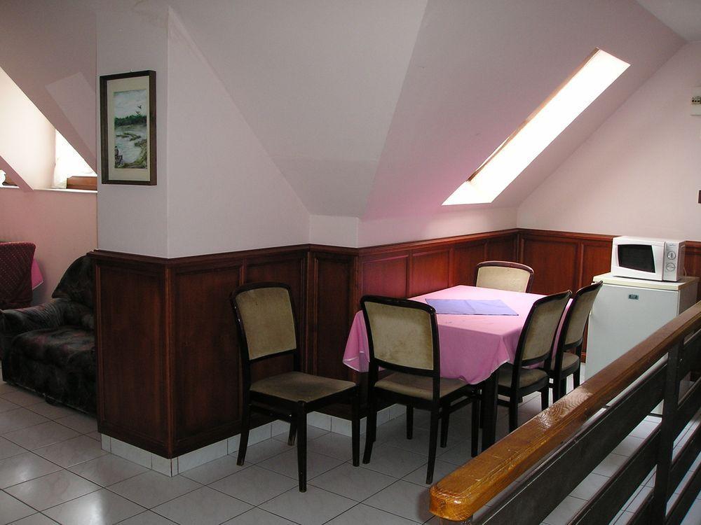 Domino Panzio Bed & Breakfast Szekesfehervar Exterior photo