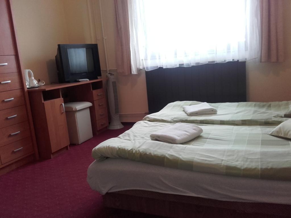 Domino Panzio Bed & Breakfast Szekesfehervar Exterior photo