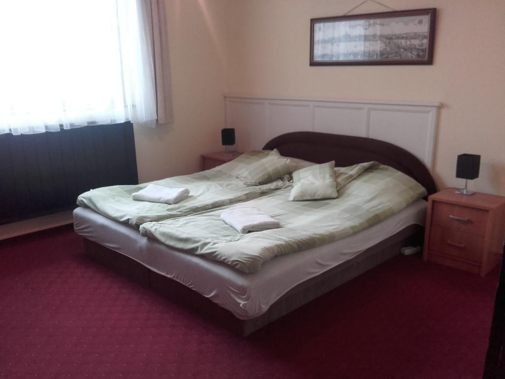 Domino Panzio Bed & Breakfast Szekesfehervar Exterior photo